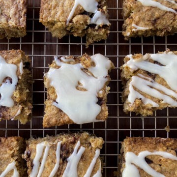 cinnamon roll oatmeal blondies