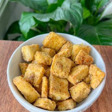 the easiest crispy tofu recipe, a bowl of crispy tofu